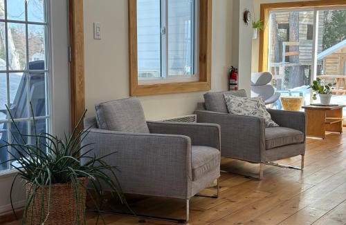 Saint-Honore Ski Chalet | Chic refuge sur le bord de l'eau et des sentiers motoneiges!
