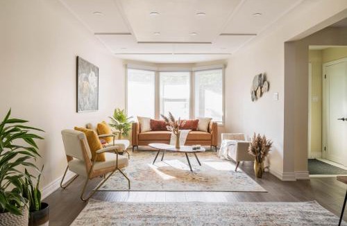 Newmarket Apartment | Chic Renovated 3BR Spacious Home Near Yonge St
