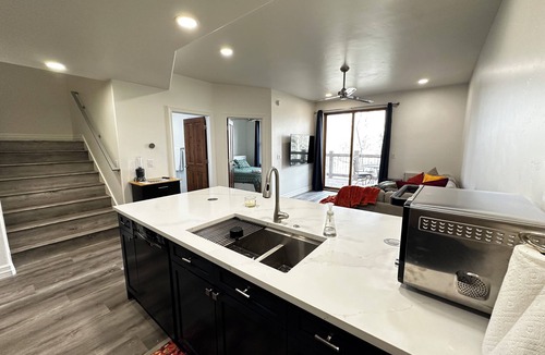 The Highlands Condo | Chic Retreat Modern Condo 2BR 2BA
