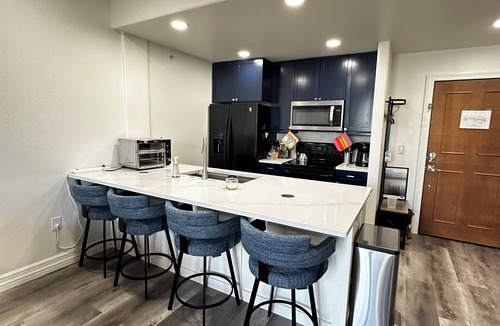 The Highlands Condo | Chic Retreat Modern Condo 2BR 2BA