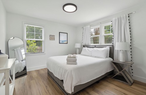 Merry Oaks House | Chic Retreat Near Downtown Nashville