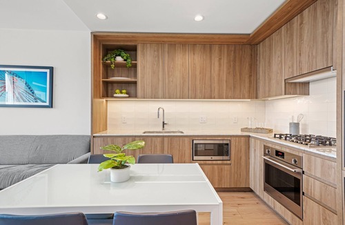 Killgubbin Apartment | Chic River North Retreat: Luxe Suites, Stunning Views, Steps from Chicago Life!
