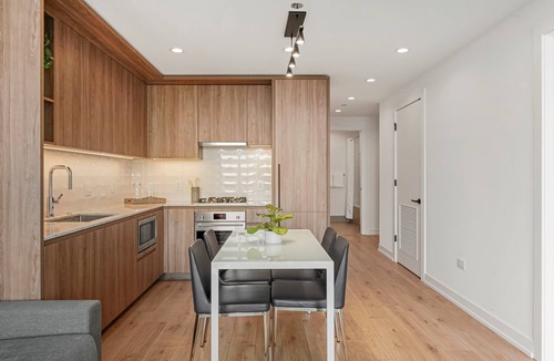 Killgubbin Apartment | Chic River North Retreat: Luxe Suites, Stunning Views, Steps from Chicago Life!