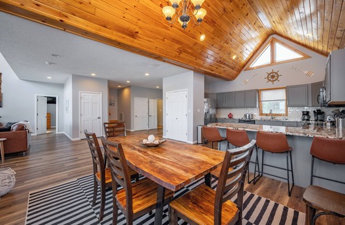 Paradise Point House | Chic Rustic Log Cabin Near Lake w/Fire Pit