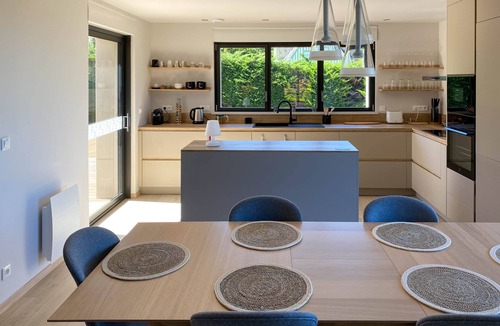 Sables-d'Or-les-Pins Villa | Chic Seaside Villa with Sea View & Spa