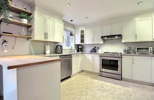 Pointe-de-Sainte-Foy House | Chic semi-detached house with terrace and parking