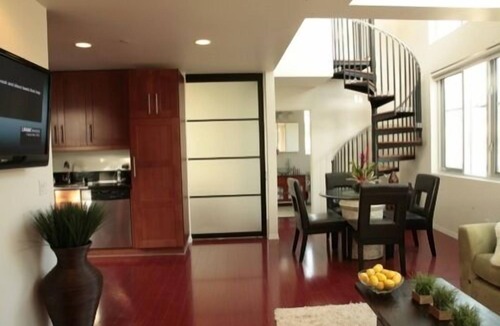 Sunset Park House | Chic Serenity in the Heart of Santa Monica - Walking Distance to the Beach