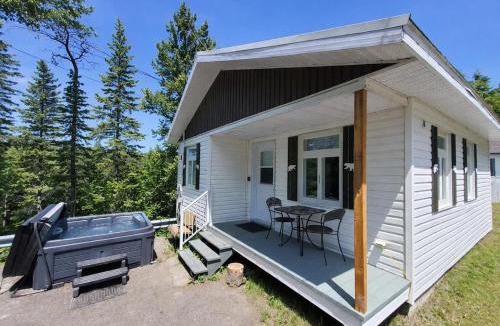 Saint-Tite-des-Caps Ski Chalet | Chic Shack with spa - near Massif Charlevoix & MSA