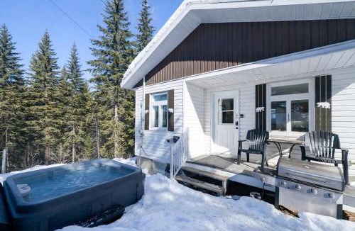 Saint-Tite-des-Caps Ski Chalet | Chic Shack with spa - near Massif Charlevoix & MSA