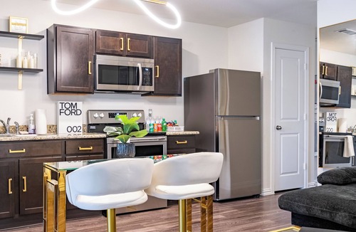 Northside House | Chic smart home - 15 mins from Downtown