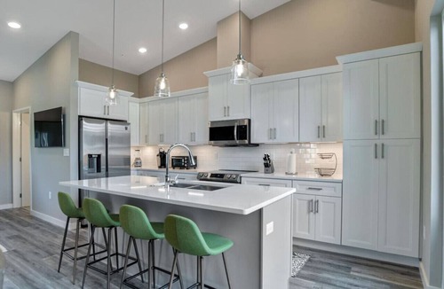 Asheville Villa | Chic Southside Three King Bedroom Townhome