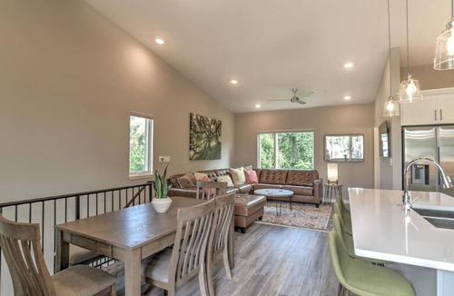 Asheville Villa | Chic Southside Three King Bedroom Townhome