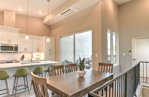 Asheville Villa | Chic Southside Three King Bedroom Townhome