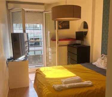 Saint-Ouen Apartment | Chic & Spacieux-Paris à porte-Au pied du Métro 14