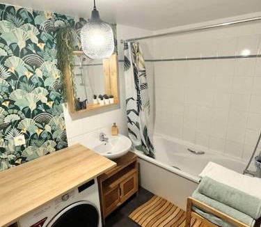 Saint-Ouen Apartment | Chic & Spacieux-Paris à porte-Au pied du Métro 14