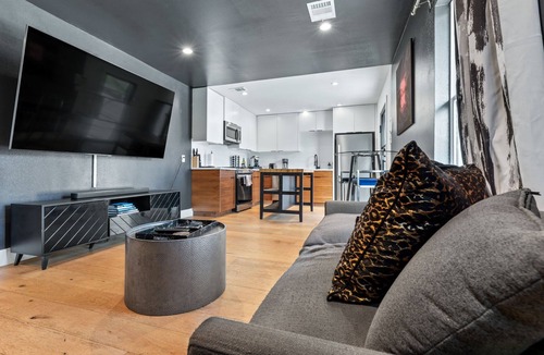 MLK House | Chic Stay for 8, Mins to 6th St & Downtown!