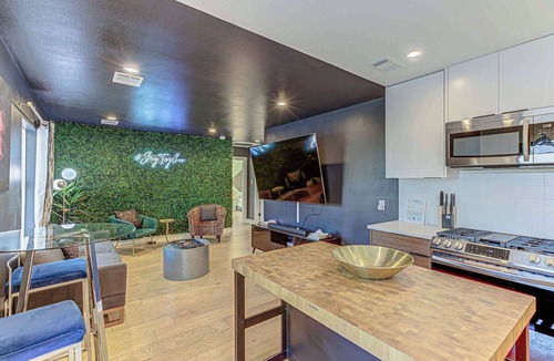 MLK House | Chic Stay for 8, Mins to 6th St & Downtown!