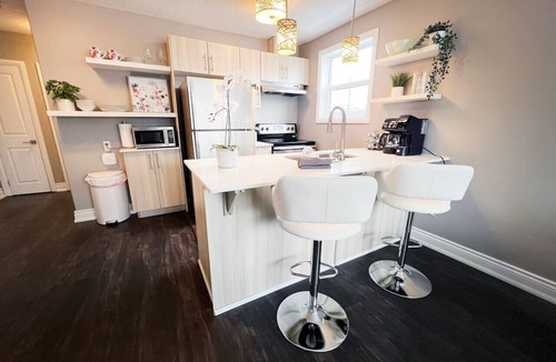 South London Apartment | Chic Stay in Wortley – Walk to Downtown & Parks