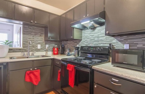 Irving Apartment | Chic Stays 1BR King Suite, Free Parking,Pool & Gym