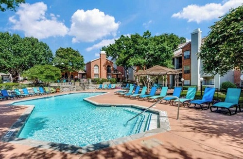 Irving Apartment | Chic Stays 1BR King Suite, Free Parking,Pool & Gym