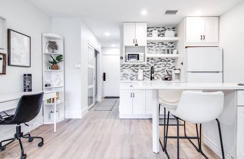 Wesley Chapel Condo | Chic Studio Condo w/Murphy Bed | Desk | Kitchenette & Golf Views – Perfect for Work & Relaxation!