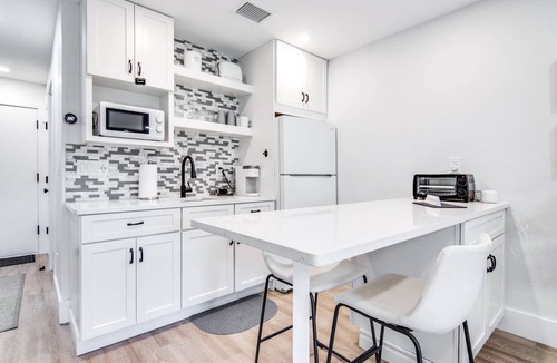 Wesley Chapel Condo | Chic Studio Condo w/Murphy Bed | Desk | Kitchenette & Golf Views – Perfect for Work & Relaxation!