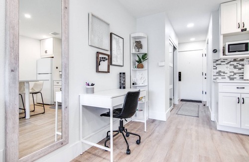 Wesley Chapel Condo | Chic Studio Condo w/Murphy Bed | Desk | Kitchenette & Golf Views – Perfect for Work & Relaxation!