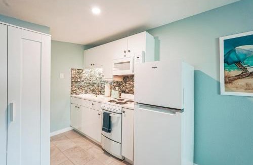 Siesta Key Village Apartment | Chic Studio Cottage - Walk to Siesta Key Beach!
