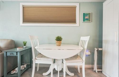 Siesta Key Village Apartment | Chic Studio Cottage - Walk to Siesta Key Beach!