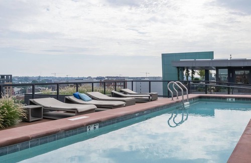 Mount Vernon Triangle Apartment | Chic Studio in Mt Vernon w/ Balcony, Gym + Pool