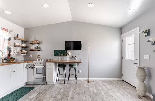 Redlands Apartment | Chic studio in superb Redlands with AC