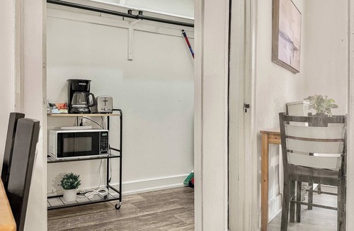Gold Coast Apartment | Chic Studio in the Heart of the Gold Coast