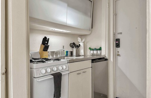 Gold Coast Apartment | Chic Studio in the Heart of the Gold Coast