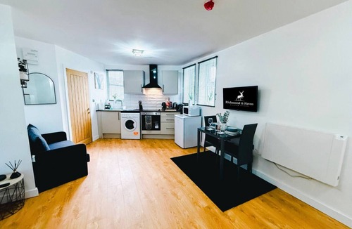 Pudsey Apartment | Chic studio, sleeps 2, free parking
