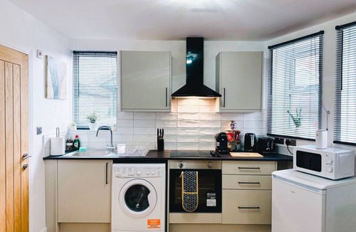 Pudsey Apartment | Chic studio, sleeps 2, free parking