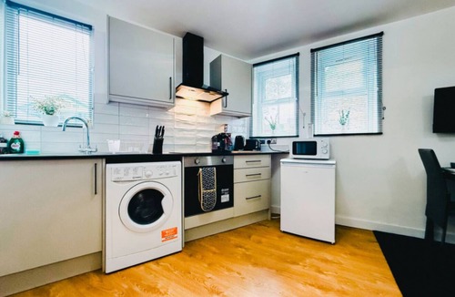 Pudsey Apartment | Chic studio, sleeps 2, free parking
