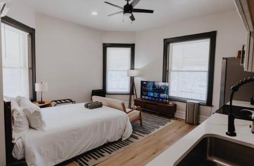 The Gate Apartment | Chic Studio Walk to SMM SLU Hospital Grand