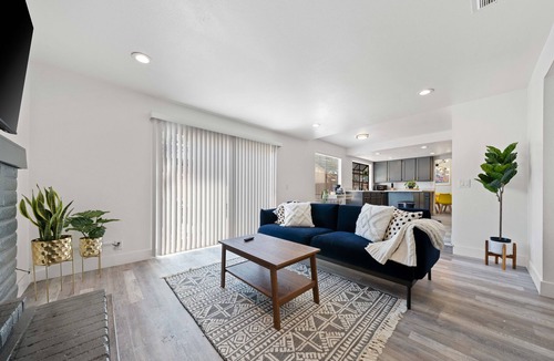 South Natomas House | Chic Stylish 5Bed/3Bath Retreat near Downtown
