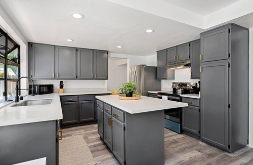 South Natomas House | Chic Stylish 5Bed/3Bath Retreat near Downtown