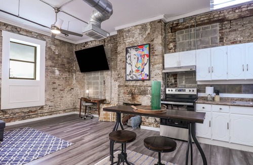 Longview Apartment | Chic Suite in Central Longview King Bed