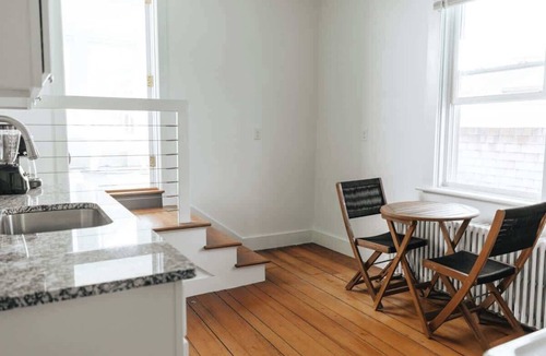 Yachting Village Apartment | CHIC Thames Harbor free parking