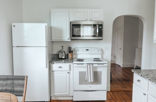 Yachting Village Apartment | CHIC Thames Harbor free parking