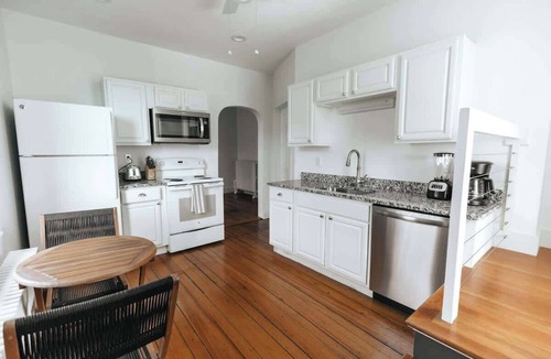 Yachting Village Apartment | CHIC Thames Harbor free parking