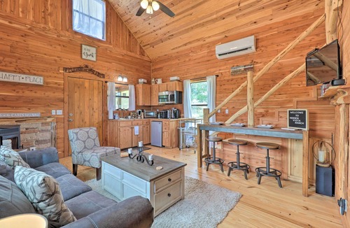 Milam County Cabin | Chic Thorndale Cabin w/Fire Pit & Fishing Pond