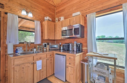 Milam County Cabin | Chic Thorndale Cabin w/Fire Pit & Fishing Pond