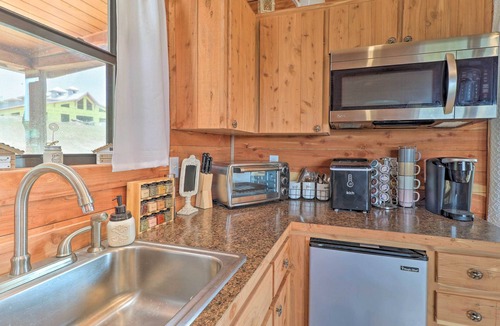 Milam County Cabin | Chic Thorndale Cabin w/Fire Pit & Fishing Pond