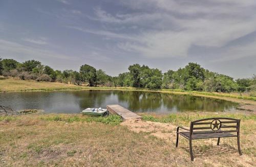 Milam County House | Chic Thorndale Cabin w/Fire Pit & Fishing Pond