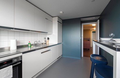 Poplar Apartment | Chic three-bedroom home in Poplar