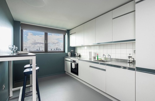 Poplar Apartment | Chic three-bedroom home in Poplar