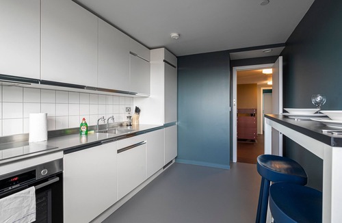 Poplar Apartment | Chic three-bedroom home in Poplar